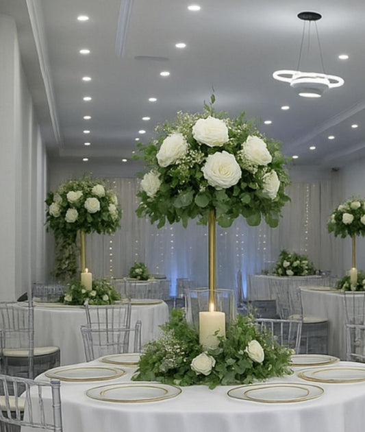Arreglo Floral Elegante para Bodas - Rosas Blancas y Eucalipto